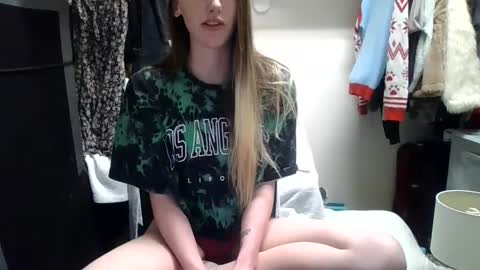 Snapshot of lunapixie2020 chatting on March 10, 1:34 am lunapixie2020 online show from March 10, 1:34 am