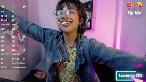 Snapshot of lunarichy chatting on June 22, 10:18 pm lunarichy online show from June 22, 10:18 pm