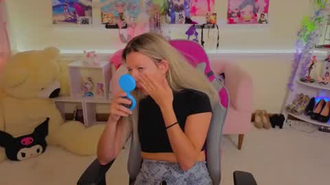 Snapshot of lunarishi chatting on July 23, 6:22 am Luna Rishi online show from July 23, 6:22 am