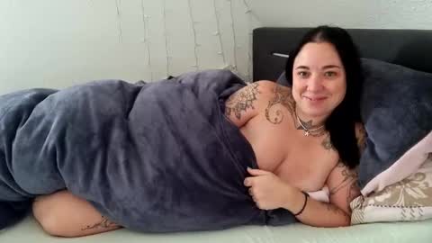 Snapshot of lunaticminx chatting on December 13, 11:23 am Luna powered by bitch dust online show from December 13, 11:23 am