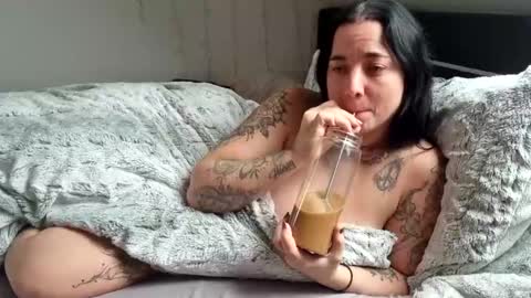 Snapshot of lunaticminx chatting on January 22, 12:06 pm Luna powered by bitch dust online show from January 22, 12:06 pm