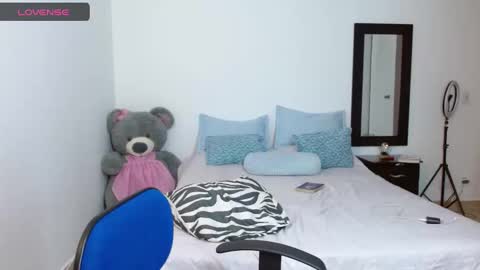 lunayois02 online show from January 24, 1:45 am