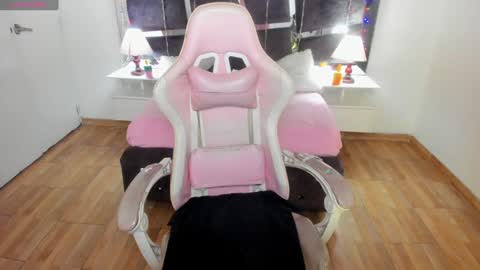 Snapshot of lunitaa18 chatting on December 19, 2:23 am V A L E R I A online show from December 19, 2:23 am