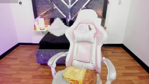 Snapshot of lunitaa18 chatting on February 22, 1:22 am V A L E R I A online show from February 22, 1:22 am