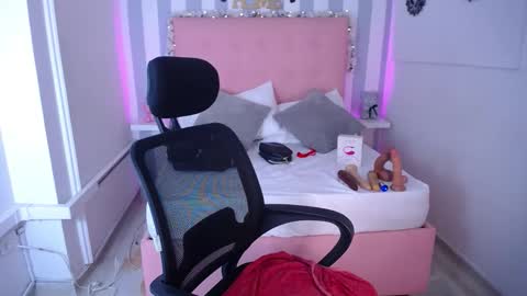 Snapshot of lunna_boobs20 chatting on November 15, 5:27 am lunna_boobs20 online show from November 15, 5:27 am