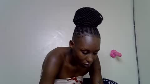 lutino_lovebirds online show from May 6, 11:43 pm
