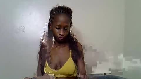 lutino_lovebirds online show from May 17, 8:16 pm