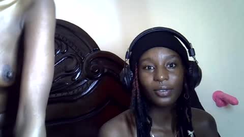 lutino_lovebirds online show from July 29, 9:02 pm