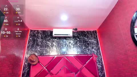 Snapshot of luu_adams chatting on April 17, 7:28 pm Luu online show from April 17, 7:28 pm