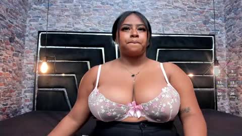 Snapshot of luu_adams chatting on May 12, 7:55 pm Luu online show from May 12, 7:55 pm