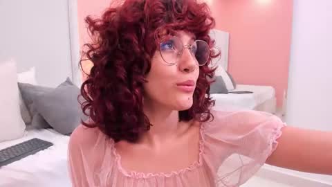 Snapshot of luucy_rose chatting on October 31, 6:47 am Lucy Rose online show from October 31, 6:47 am