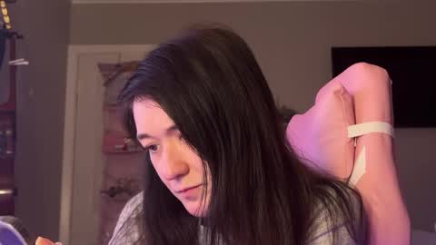 Snapshot of luvtheattention chatting on February 17, 4:09 am AB online show from February 17, 4:09 am