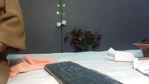 Bee Bee online show from February 15, 3:47 am