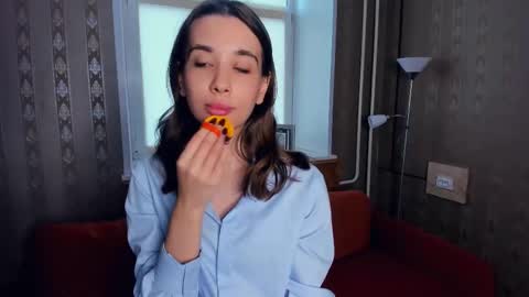 Eliza online show from November 10, 11:31 am