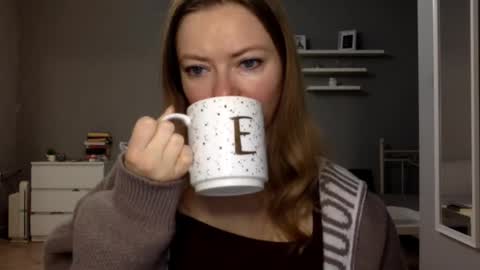 Snapshot of lux_millie chatting on November 16, 2:55 pm Millie online show from November 16, 2:55 pm