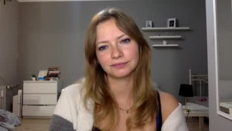 Snapshot of lux_millie chatting on December 18, 10:16 pm Millie online show from December 18, 10:16 pm