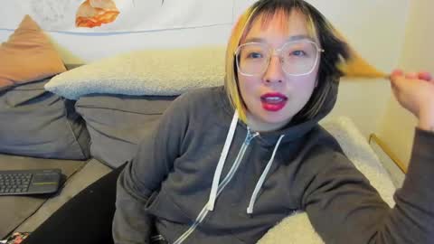 Snapshot of luxgray chatting on February 12, 3:51 am LuxGray online show from February 12, 3:51 am