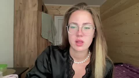 Snapshot of luxie_queen chatting on July 30, 6:34 am Katie online show from July 30, 6:34 am