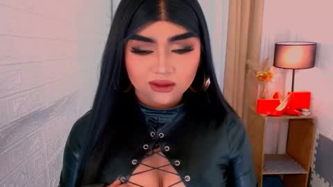 Snapshot of luxsasha chatting on October 29, 10:50 am Sasha Blaire online show from October 29, 10:50 am