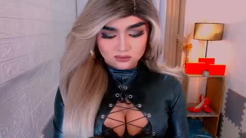 Snapshot of luxsasha chatting on November 14, 8:35 am Sasha Blaire online show from November 14, 8:35 am