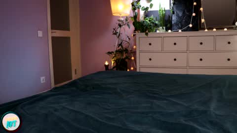 Snapshot of luxureart chatting on February 17, 10:47 pm LuxureArt online show from February 17, 10:47 pm