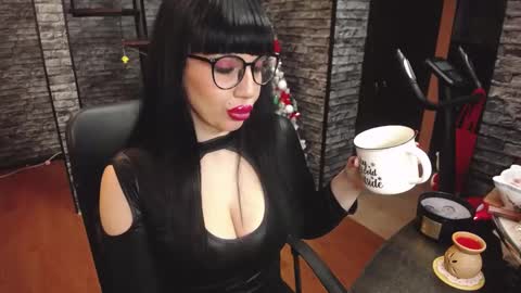 Snapshot of luxurymistress chatting on December 6, 6:28 pm Spoiled dominant mindfucker mistress MakeupartistNail ArtistFitness and Yoga lover online show from December 6, 6:28 pm