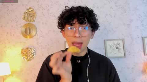 Snapshot of lyan_twink chatting on May 30, 7:11 pm Lyan online show from May 30, 7:11 pm