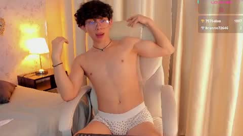 Snapshot of lyan_twink chatting on June 12, 9:03 pm Lyan online show from June 12, 9:03 pm