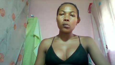 Snapshot of lyndah19 chatting on February 20, 8:27 am lyndah19 online show from February 20, 8:27 am