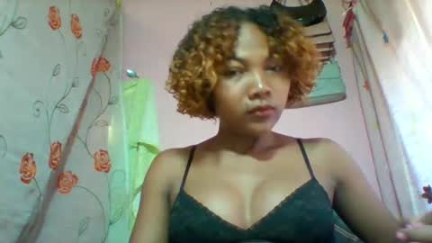 Snapshot of lyndah19 chatting on March 5, 7:26 am lyndah19 online show from March 5, 7:26 am