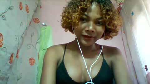 Snapshot of lyndah19 chatting on March 6, 7:49 am lyndah19 online show from March 6, 7:49 am