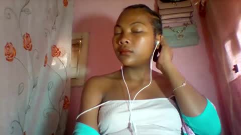 Snapshot of lyndah19 chatting on March 11, 7:03 am lyndah19 online show from March 11, 7:03 am