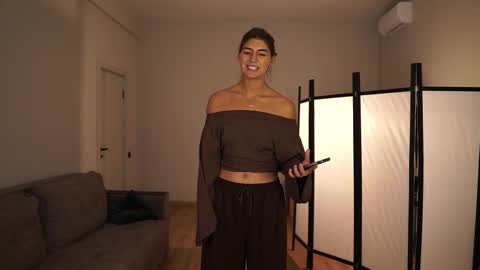  LYNN  online show from January 7, 6:49 am