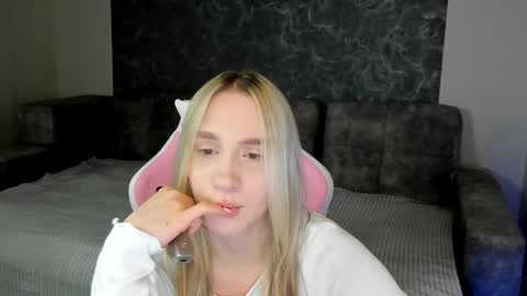 Snapshot of lynnadrream chatting on December 22, 1:35 am lynnadrream online show from December 22, 1:35 am