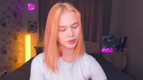 Cozy Lynns room online show from February 13, 9:16 am