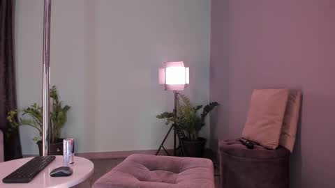 Snapshot of lynnsam_ chatting on February 9, 2:07 pm lynnsam_ online show from February 9, 2:07 pm