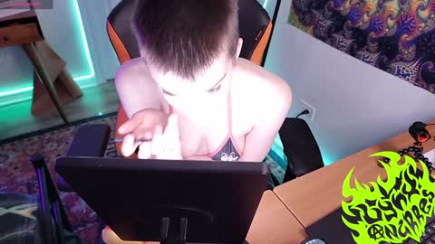 Snapshot of lynxanarres chatting on December 19, 12:34 am Lynx Anarres online show from December 19, 12:34 am