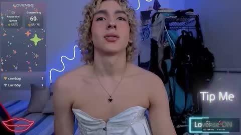 Snapshot of lyric_mirage chatting on December 1, 11:43 pm Lyric online show from December 1, 11:43 pm