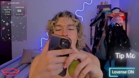 Snapshot of lyric_mirage chatting on December 22, 10:18 pm Lyric online show from December 22, 10:18 pm