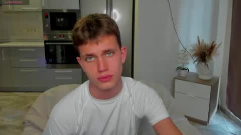 Snapshot of m0neyken_ chatting on August 4, 2:15 am m0neyken_ online show from August 4, 2:15 am