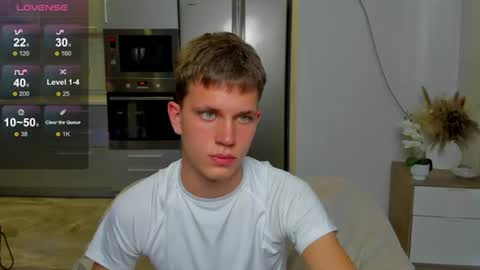 Snapshot of m0neyken_ chatting on August 6, 3:19 am m0neyken_ online show from August 6, 3:19 am