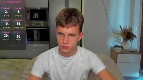 Snapshot of m0neyken_ chatting on August 7, 2:13 am m0neyken_ online show from August 7, 2:13 am