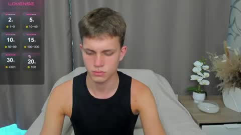 Snapshot of m0neyken_ chatting on August 10, 2:04 am m0neyken_ online show from August 10, 2:04 am