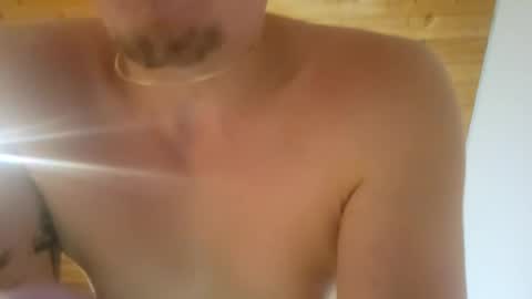 Snapshot of m1guele chatting on February 25, 1:30 am Fucklover online show from February 25, 1:30 am