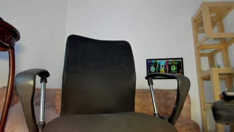 Snapshot of m1lk_choc chatting on December 2, 5:26 pm Mila online show from December 2, 5:26 pm