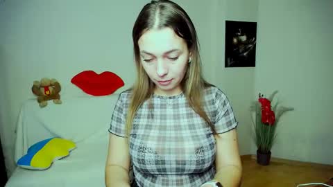 Snapshot of m_vikki chatting on November 9, 8:01 am Vikki online show from November 9, 8:01 am