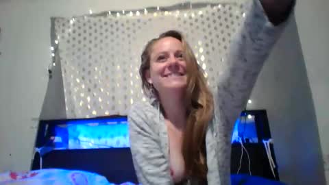 Snapshot of maceyloves chatting on May 1, 2:05 am maceyloves online show from May 1, 2:05 am