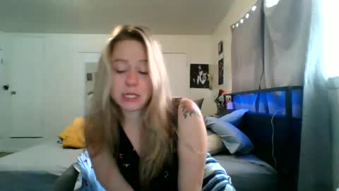 Snapshot of maceyloves chatting on August 1, 1:32 pm maceyloves online show from August 1, 1:32 pm