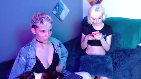 Snapshot of mackenziemoon chatting on December 24, 8:11 am Noah Askew online show from December 24, 8:11 am