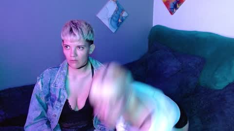 Snapshot of mackenziemoon chatting on December 27, 7:08 am Noah Askew online show from December 27, 7:08 am